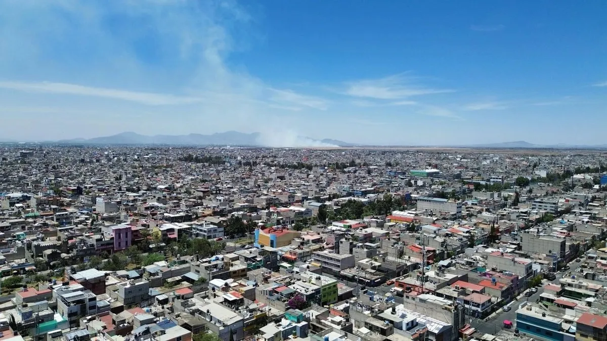 Fuertes vientos reavivan incendio en pastizales del ex Lago de Texcoco