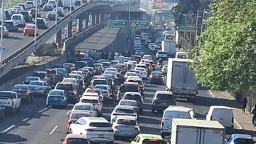 Manifestantes bloquean el Periférico Norte con dirección a la Ciudad de México, piden a las autoridades no se les trate como delincuentes.