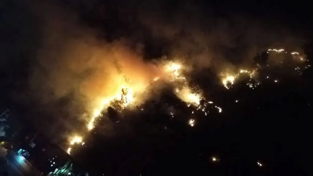 Naucalpan: Se registra incendio en Lomas Verdes; temen que las llamas alcancen viviendas