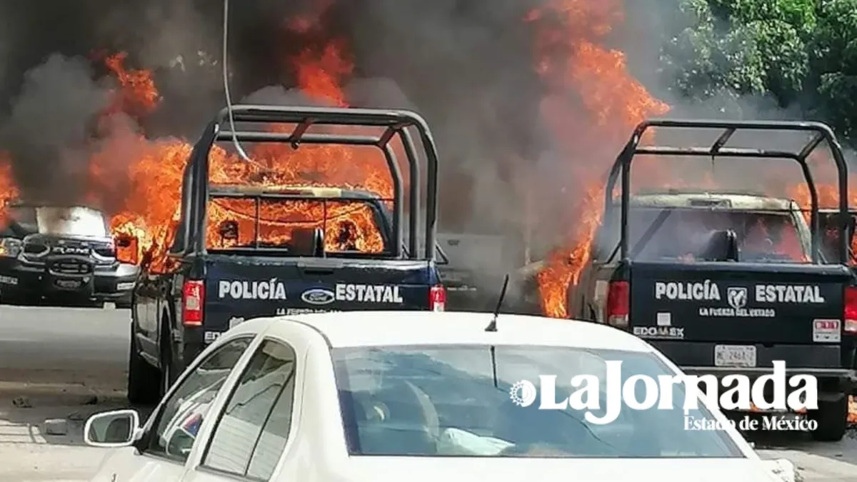 Taxistas queman cuatro patrullas en Tejupilco