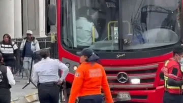 Autobús se impacta contra un poste en el centro de Toluca