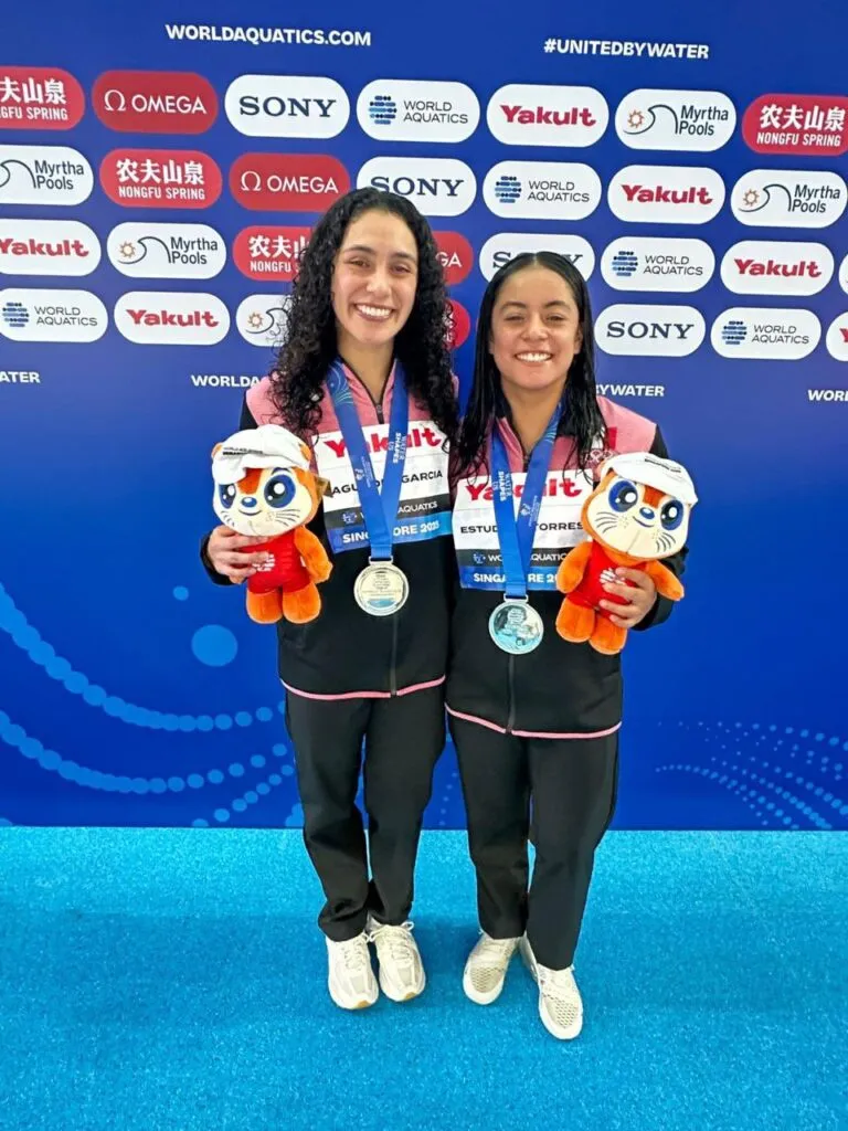Clavadistas mexicanos ganan plata en Singapur
