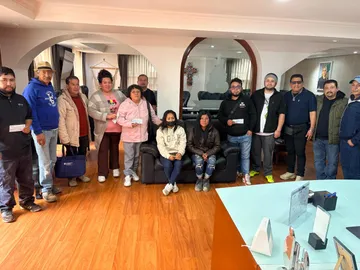 Huixquilucan entrega apoyos económicos a damnificados por desbordamiento del río Zacamulpa