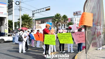 (VIDEO) Personal de salud bloquea avenida Alfredo del Mazo
