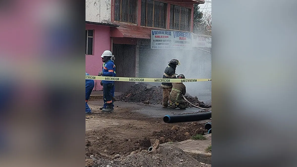 Trabajadores provocan fuga de gas natural en Coacalco