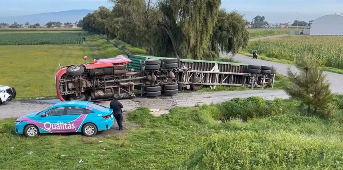 Tráiler vuelca en la caseta de El Dorado; se registran afectaciones viales