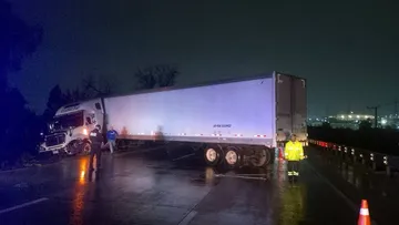 Tráiler volcado paraliza la Autopista México-Querétaro a la altura de Coyotepec