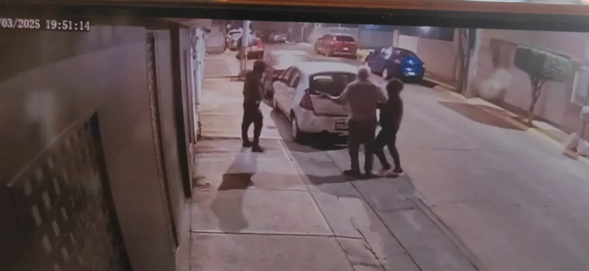 [VIDEO] Así fue el momento en que sujetos armados roban camioneta en Naucalpan
