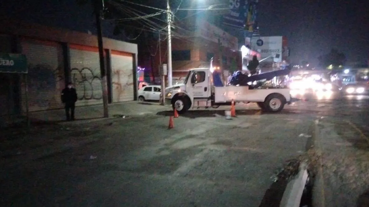 Motociclista choca contra grúa estacionada y muere en Ecatepec