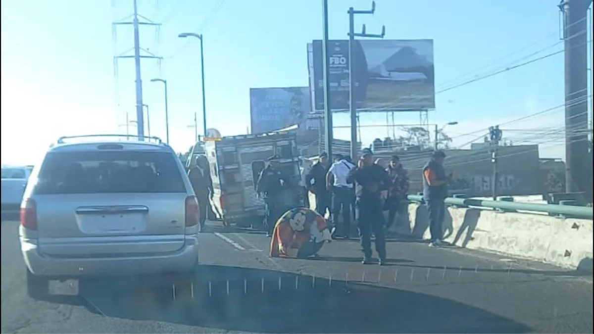 Camioneta se queda sin llantas sobre Boulevard Aeropuerto