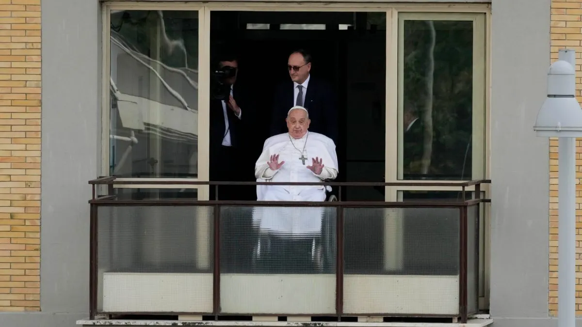 Papa Francisco reaparece tras cinco semanas de hospitalización