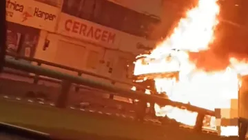 Coacalco: Tráiler se incendia en el puente Juan Pablo Segundo