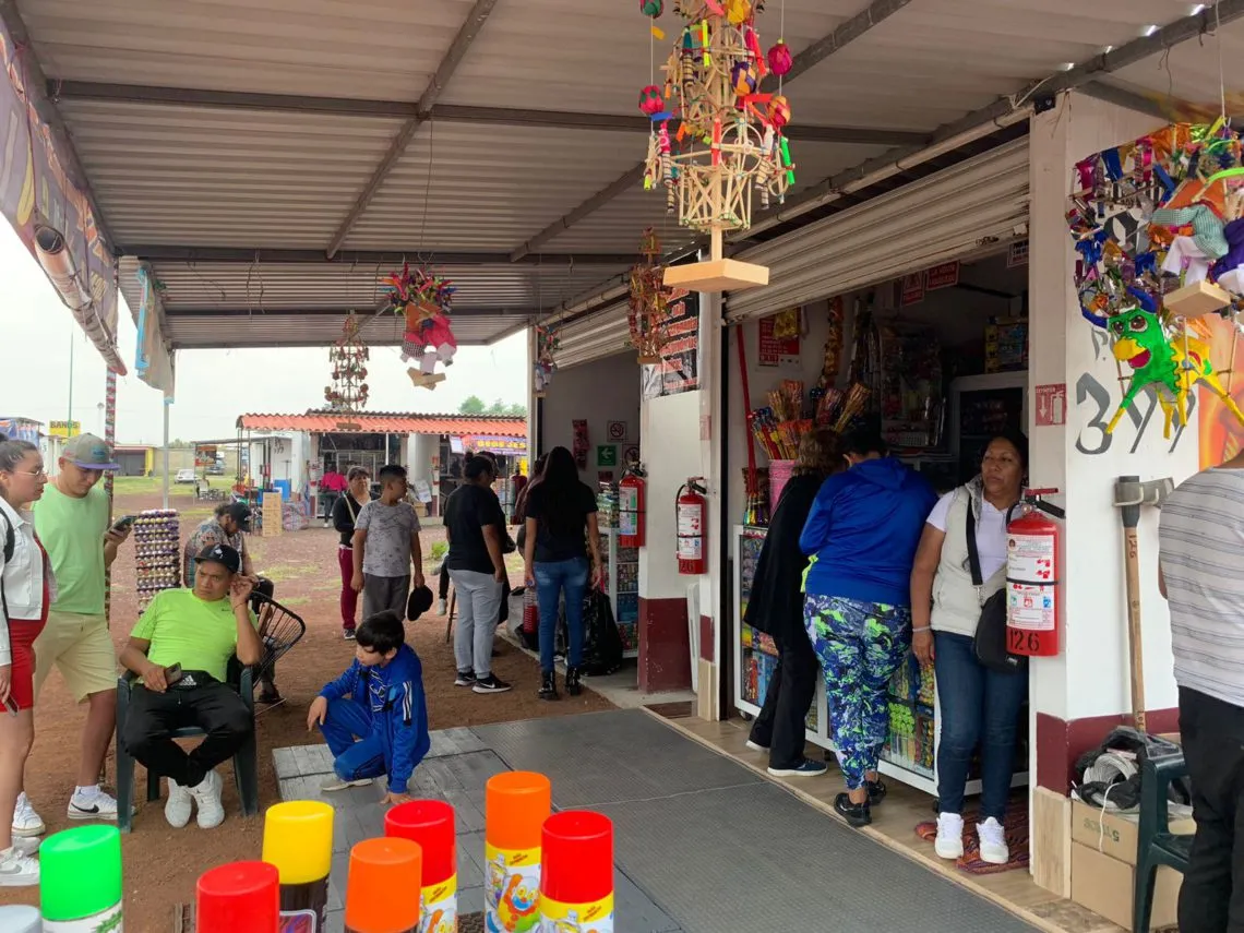 Tultepec: Artesanos ven ligera recuperación en venta de pirotecnia