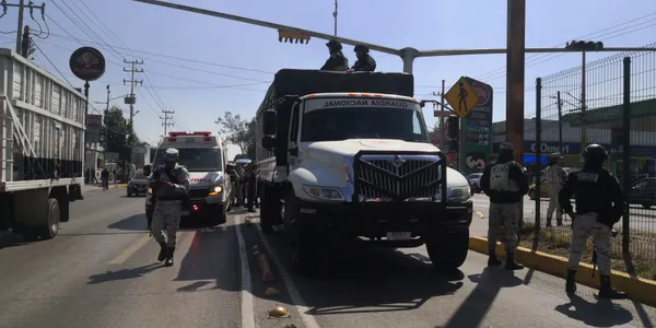 Paramédicos acudieron al sitio para brindar atención; al revisar al conductor de la motocicleta confirmaron que ya no presentaba signos vitales.