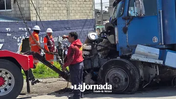 Pipa de agua se impacta contra casa en la Tenango-Toluca