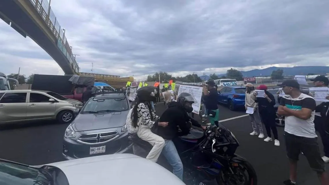 Bloquean en la autopista México-Puebla, exigen localización de Johan
