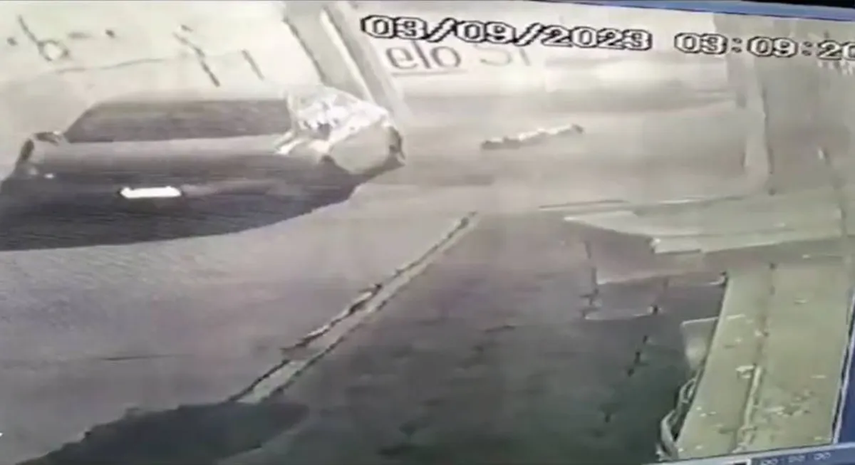 Foto del momento en el que abandonan un cuerpo embolsado en las calles de Tlalnepantla.