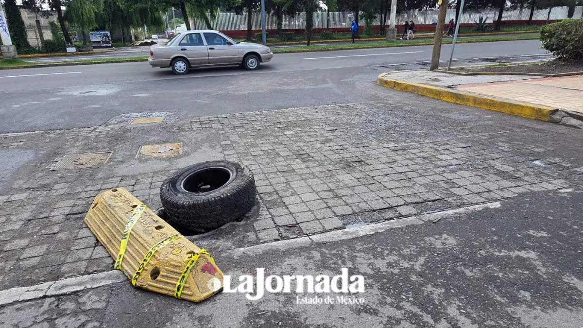 Coladeras sin tapa tras inundación en Toluca