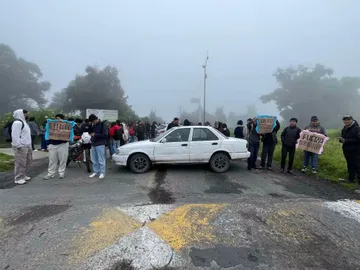 Estudiantes de la Universidad Politécnica de Otzolotepec realizan un bloqueo y exigen la destitución de administrativos