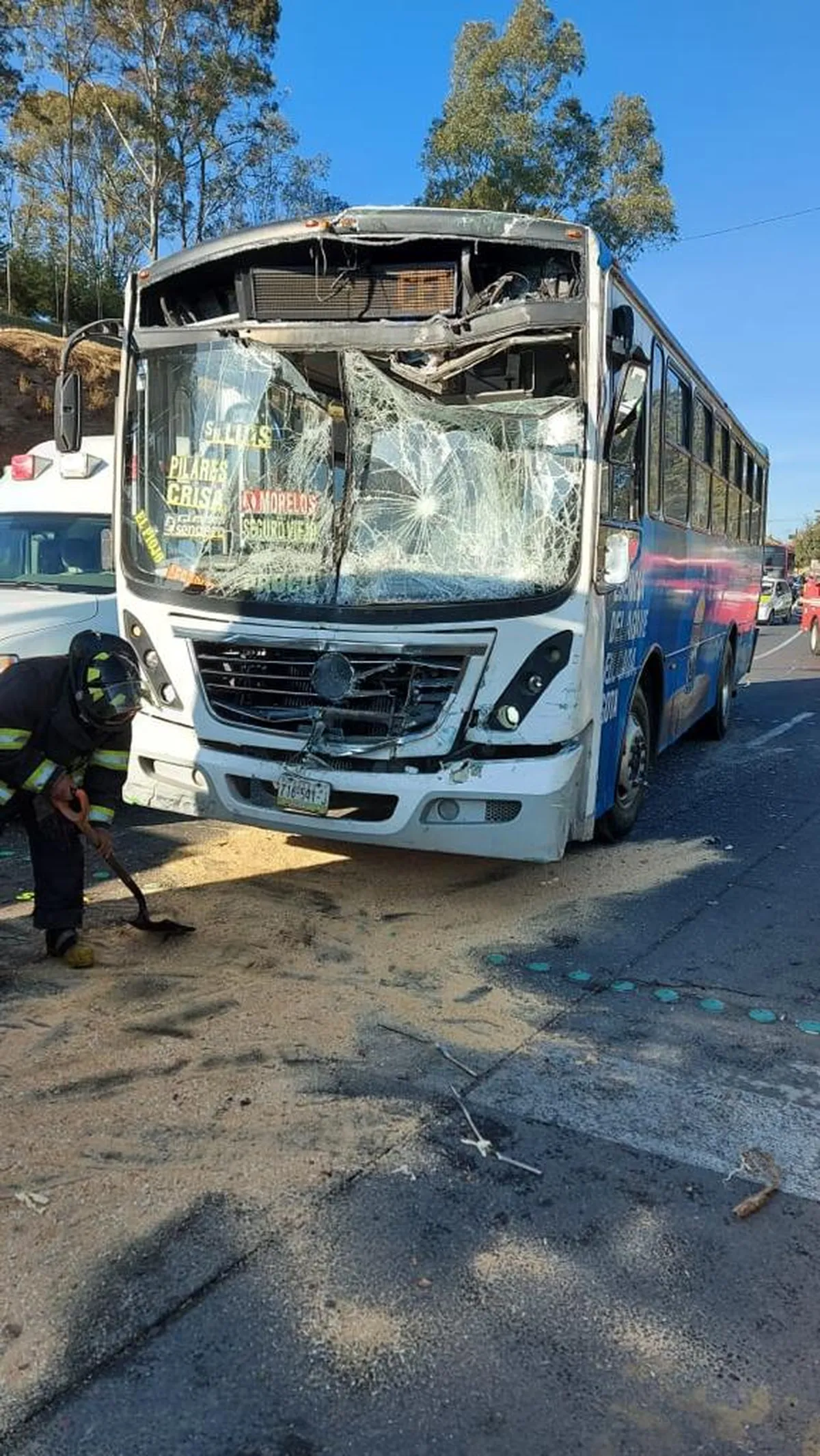 Chocan camioneros en zona de Ciudad Universitaria; hay 10 heridos