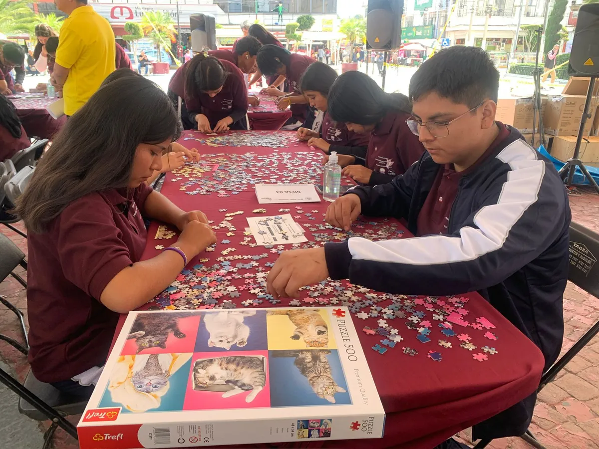 Estudiantes de Ecatepec arman el primer Torneo de Rompecabezas del Estado de México