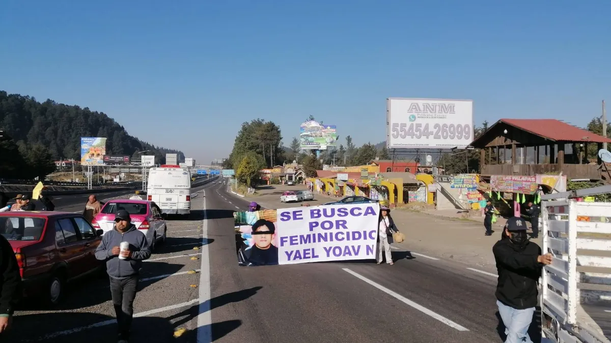 La circulación se encuentra parcialmente cerrada, lo que ha complicado el tránsito en dirección a la capital mexiquense.