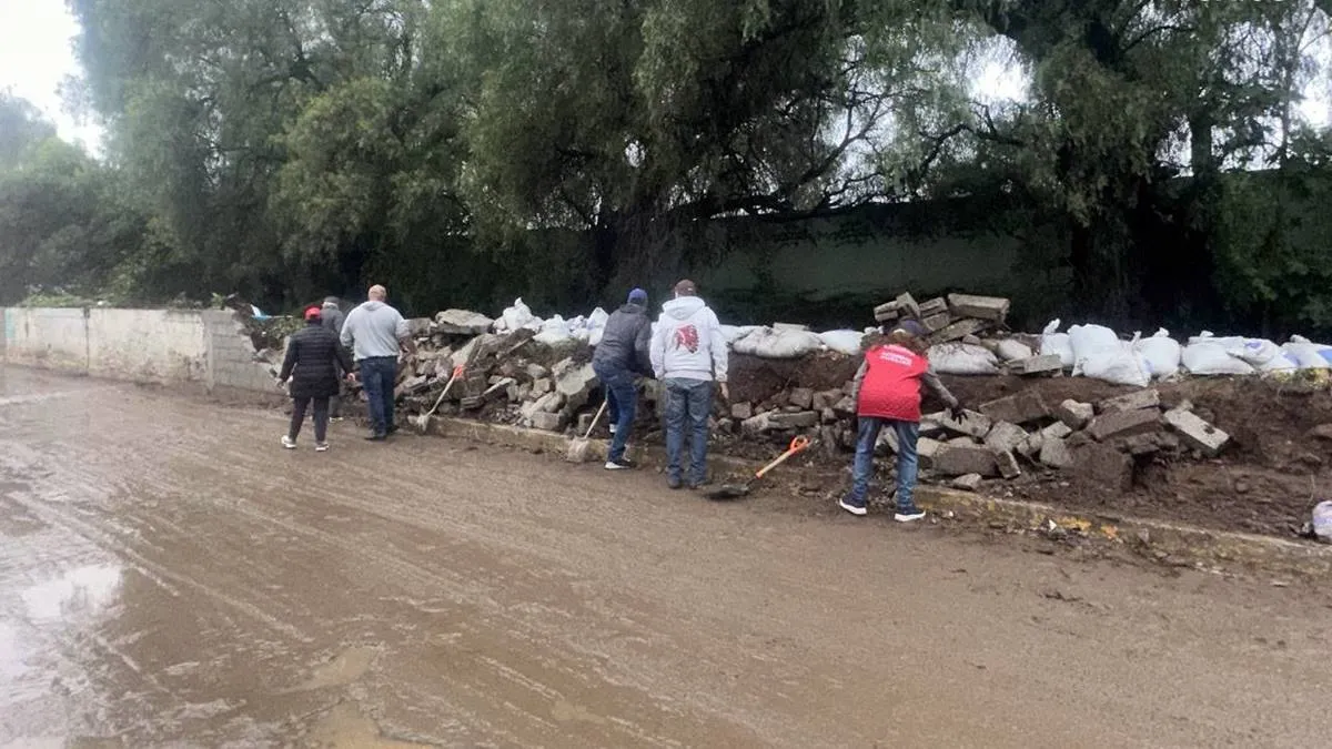 Lluvia desploma barda de contención de aguas negras reconstruida en canal de Coacalco