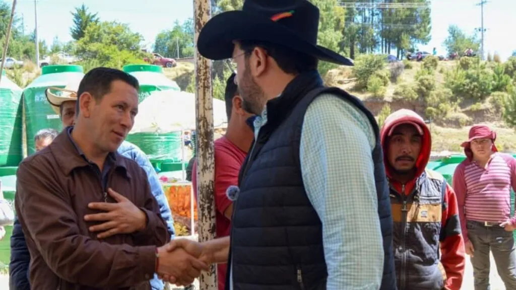 Adolfo Solís entrega 400 tinacos a familias del norte de Almoloya de Juárez