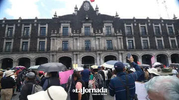 Jubilados del ISSEMyM protestan frente a Palacio de Gobierno en Toluca