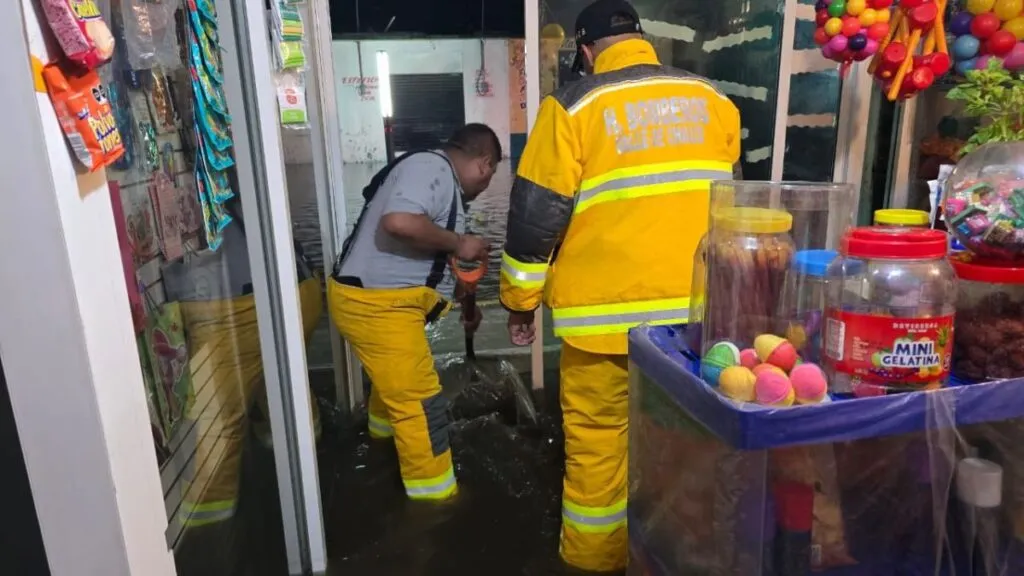 Lluvias desbordan el Canal Chimalpain en Valle de Chalco