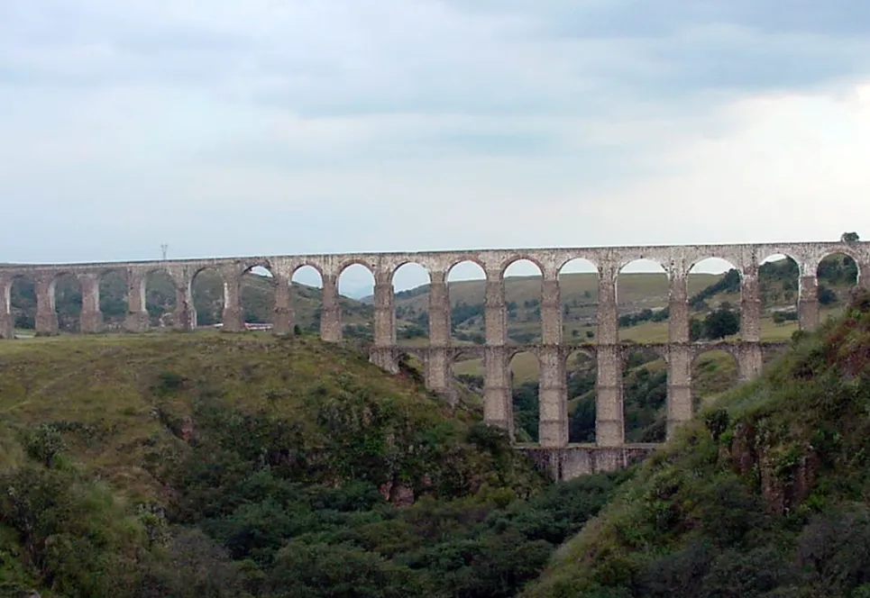 Los Arcos del Sitio: El gigante de piedra que desafía la geografía de Tepotzotlán