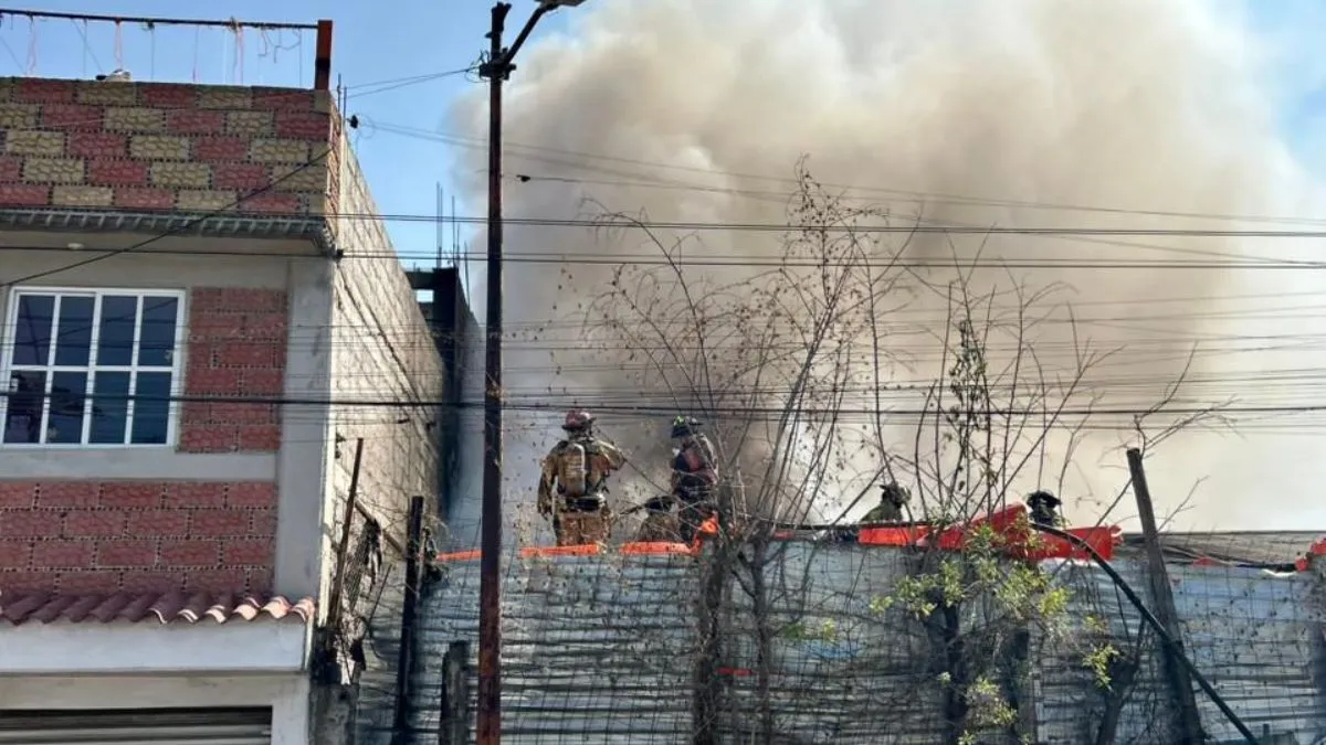 Arde bodega con tres automóviles en Ecatepec