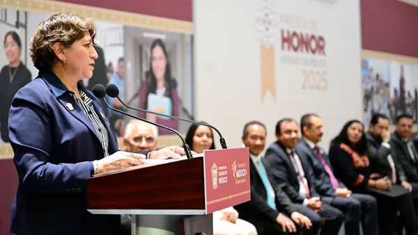 Delfina Gómez anuncia basificación a maestros y entrega Presea Honor