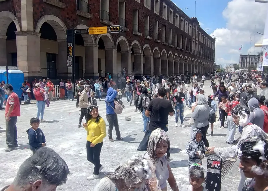 Prohibición de venta de espuma es ignorada en Toluca