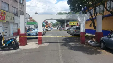 Un arco de acceso en la colonia la Romana en Tlalnepantla a punto de desplomarse