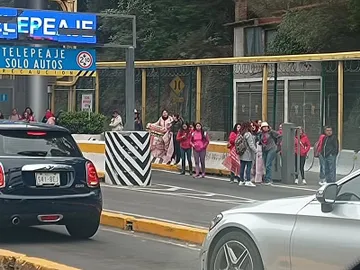 Maestros de la CNTE buscan la abrogación de la Ley del Issste y por ello, tomaron la caseta México-Toluca.
