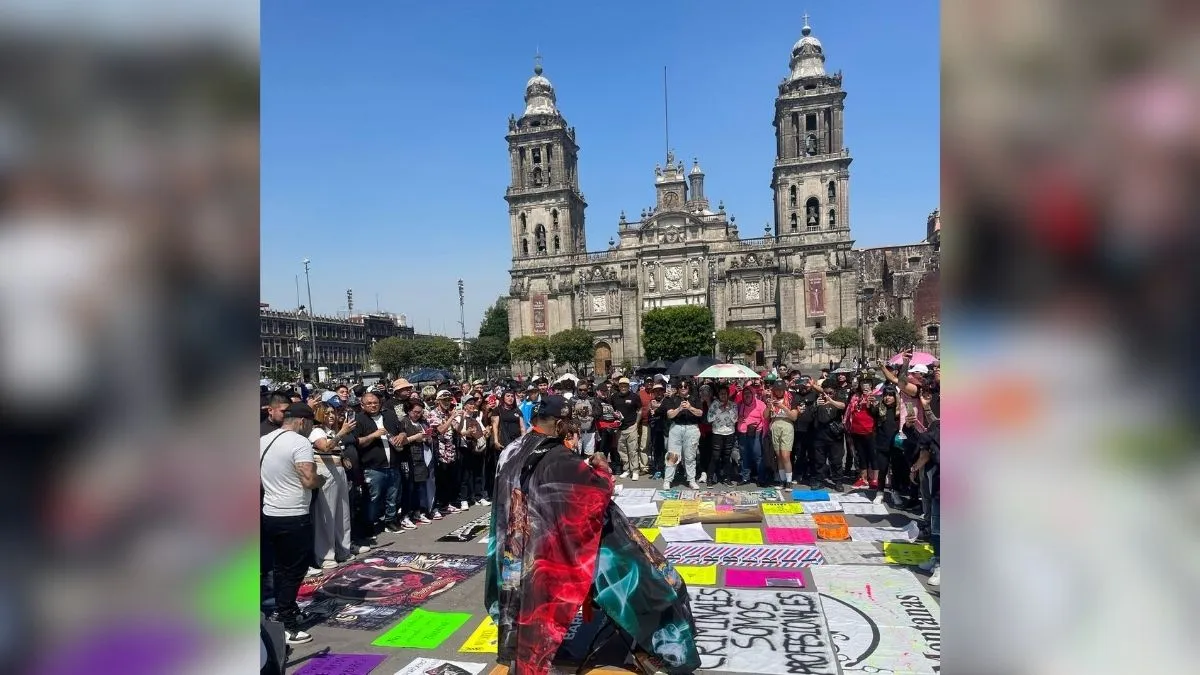 Barberos de diferentes municipios se manifiestan en el Zócalo capitalino