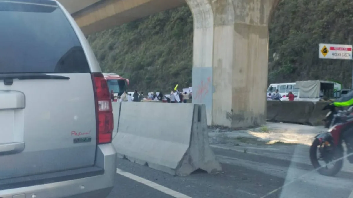Colapsan la México-Toluca por protesta