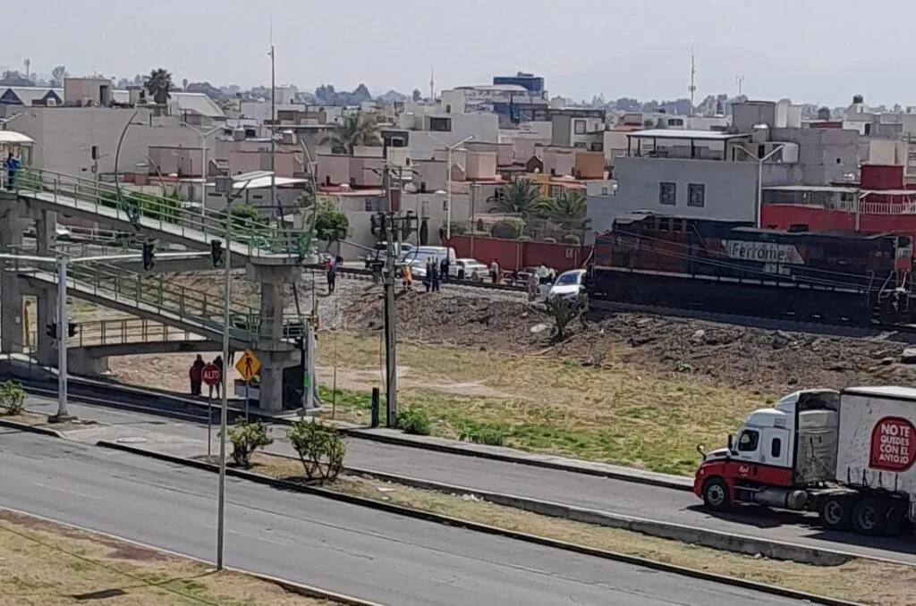 Tren embiste a automóvil que intentó ganarle el paso en Ecatepec [VIDEO]