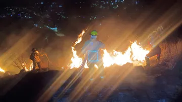Controlan cuerpos de emergencia de Naucalpan incendio en Rincón Verde