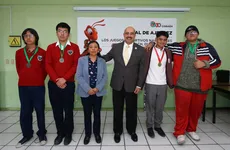 La delegación está integrada por 12 atletas y ocho ajedrecistas de distintos planteles mexiquenses, quienes compiten en pruebas de pista, campo, caminata y ajedrez.