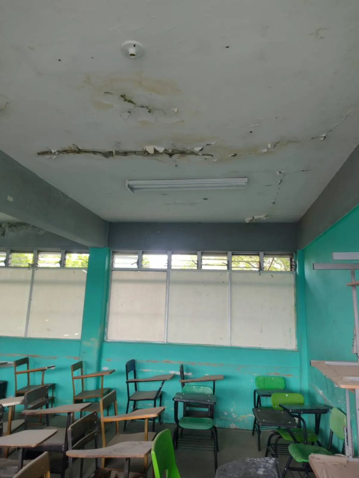 Más de 2 mil alumnos en escuela de Cuautitlán Izcalli sufren por falta de impermeabilización en salones