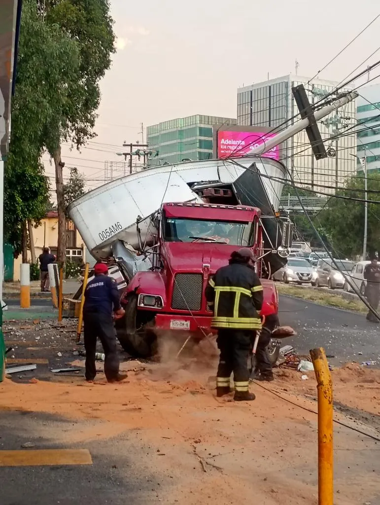 [VIDEO] Chófer se queda dormido e impacta su unidad contra un poste en Naucalpan
