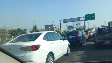 Cierran circulación en Boulevard Aeropuerto por camioneta descompuesta y verduras regadas en la vía