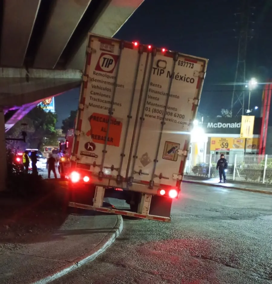 Tráiler obstruye la circulación en Paseo Tollocan rumbo a CDMX