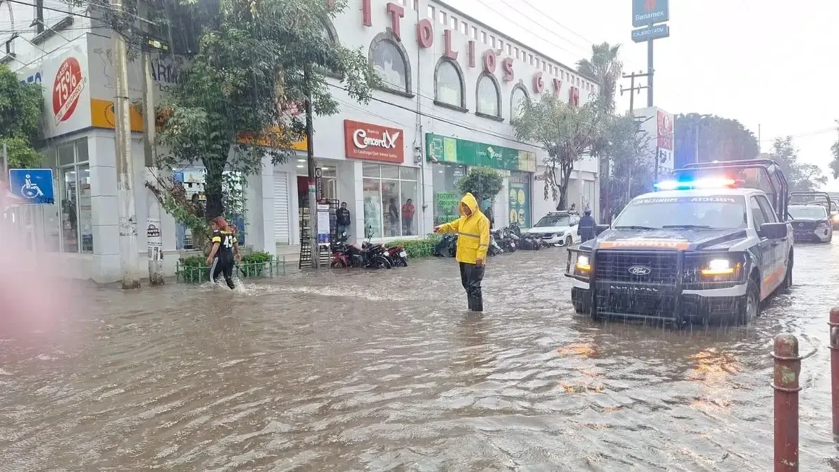 Elementos de Protección Civil y Bomberos de Ecatepec acudieron a los sitios afectados para realizar labores de desazolve.