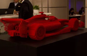 Escultura de Fórmula 1 intervenida por artistas mexicanos en el Sofitel Reforma durante la exposición “El Arte del Gran Premio”.