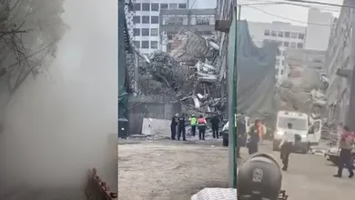 Colapsa edificio en San Antonio Abad durante demolición en la colonia Tránsito. Dos personas fueron rescatadas y tres más permanecen atrapadas.
