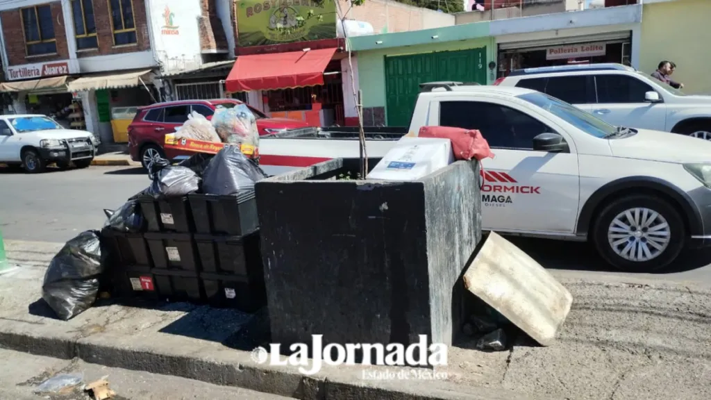 Basura inunda Mercado Juárez en Toluca