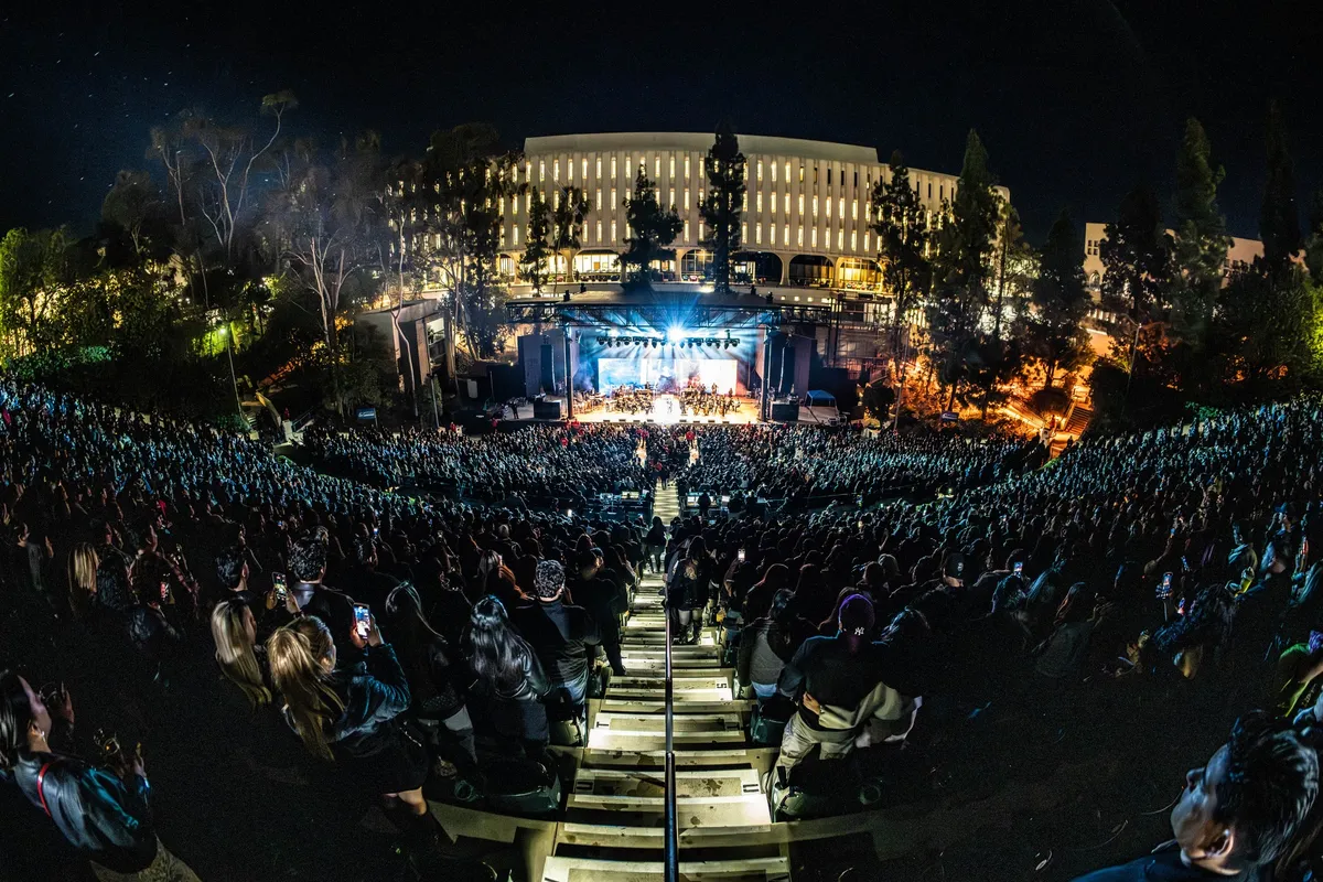 A diferencia de los conciertos tradicionales de reguetón, este formato busca llevar los ritmos urbanos a una dimensión artística superior.